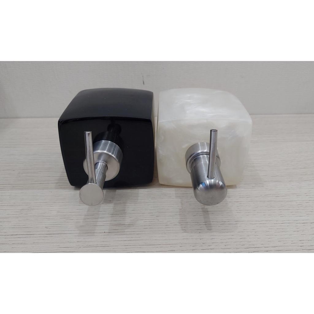 Bình đựng sữa tắm để bàn