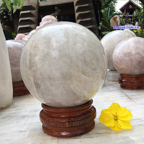 Quả Cầu Phong Thủy Đá Thạch Anh Trắng Tự Nhiên QC773 nặng 3.7kg đường kính 14cm – Vật phẩm phong thủy may mắn