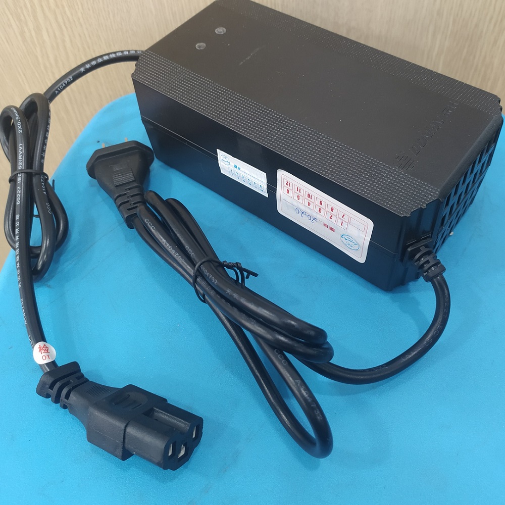 SẠC CHUYÊN DỤNG DÀNH CHO XE MÁY ĐIỆN GOGO - SIÊU BỀN - SẠC DÒNG ĐIỆN CHUẨN - NGẮT ĐIỆN TUYỆT ĐỐI - BẢO VỆ XE - KÉO DÀI TUỔI THỌ ẮC QUY - LOẠI 60V-20AH CHÂN ĐẶC