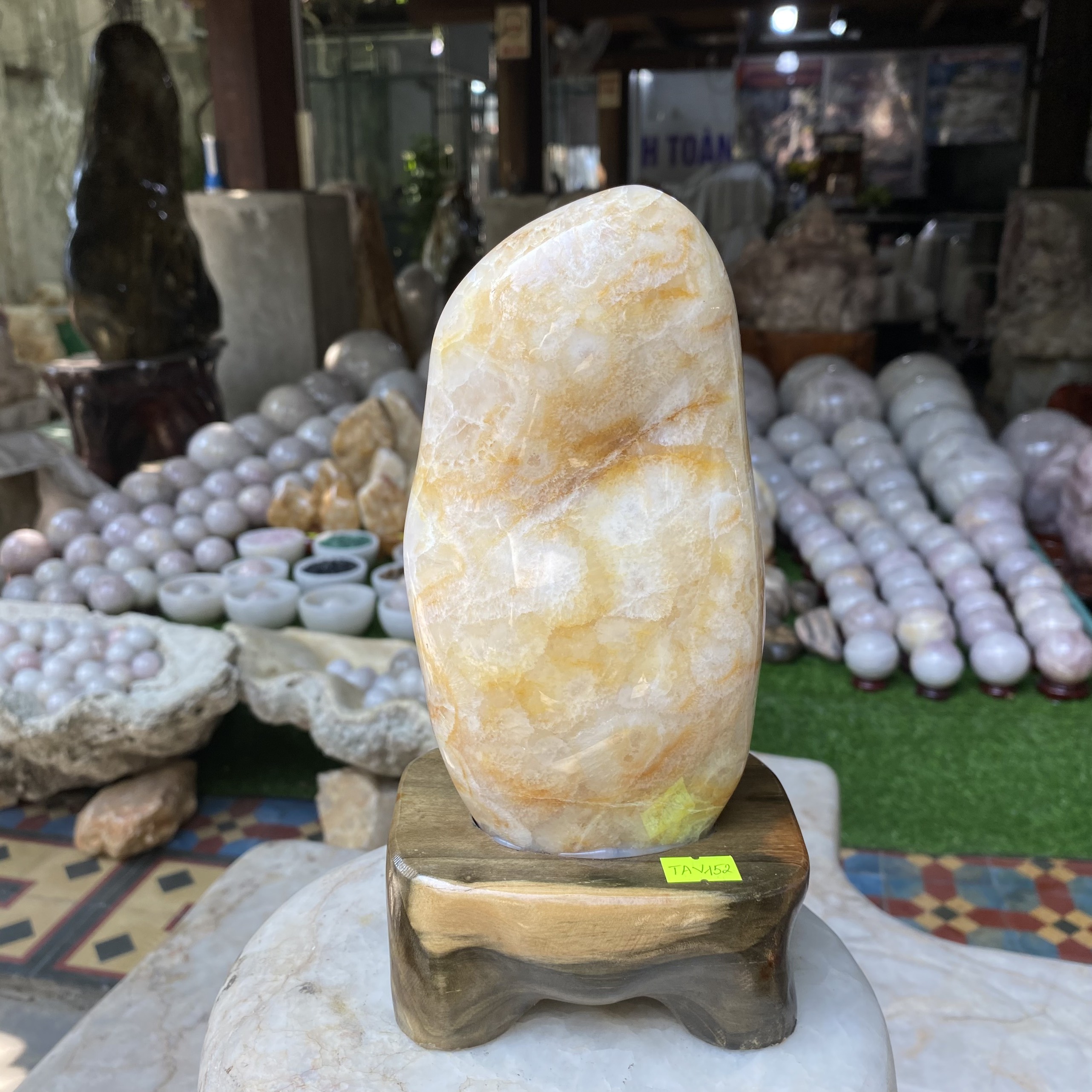 Trụ đá thạch anh bông vàng giúp nuôi dưỡng vượng khí ổn định-2.96kg - TAV152