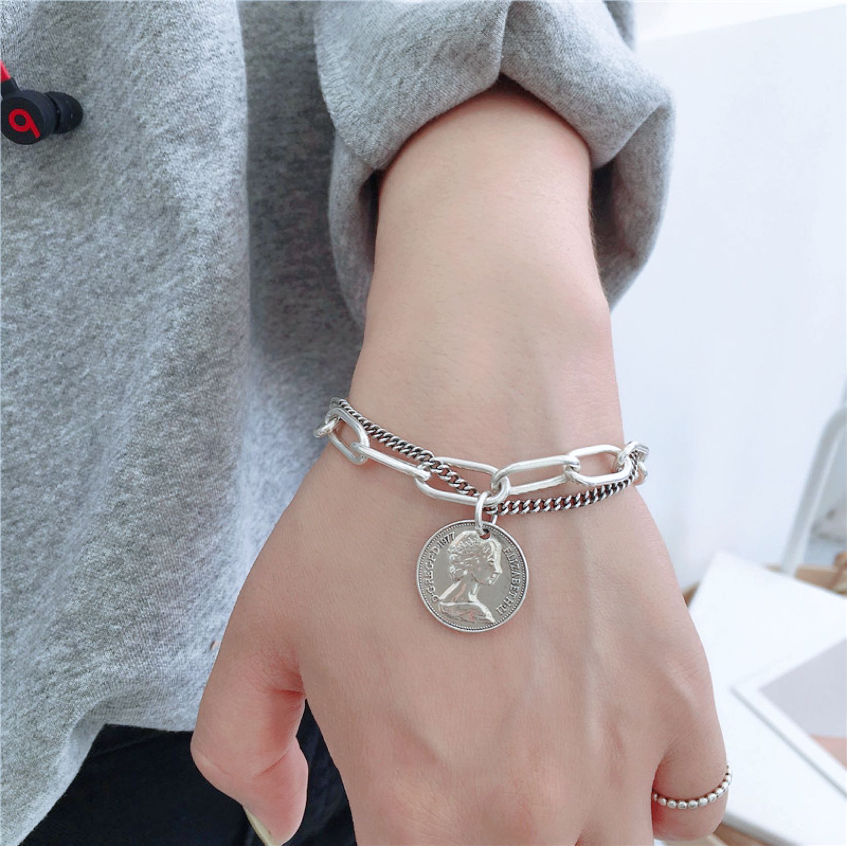 Vòng tay lắc tay nữ thời trang Retro mặt tròn cô gái