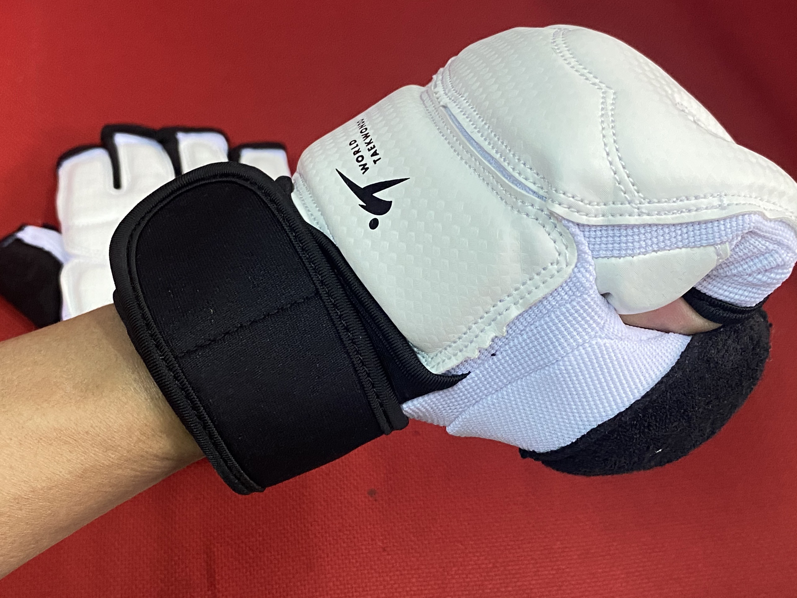 Găng Teakwondo cao cấp nhập khẩu có 5 size màu trắng