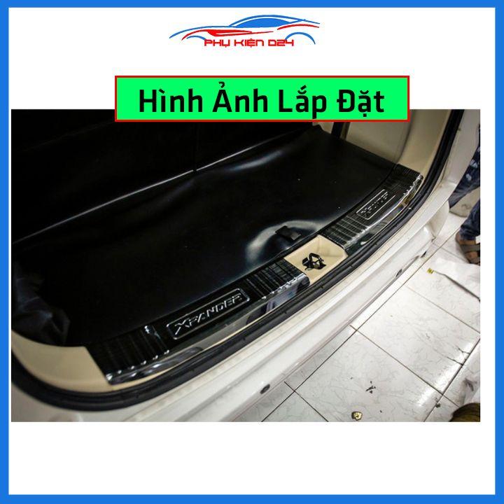Ốp chống trầy cốp Xpander thép không gỉ vân titan bảo vệ xe chống va đập