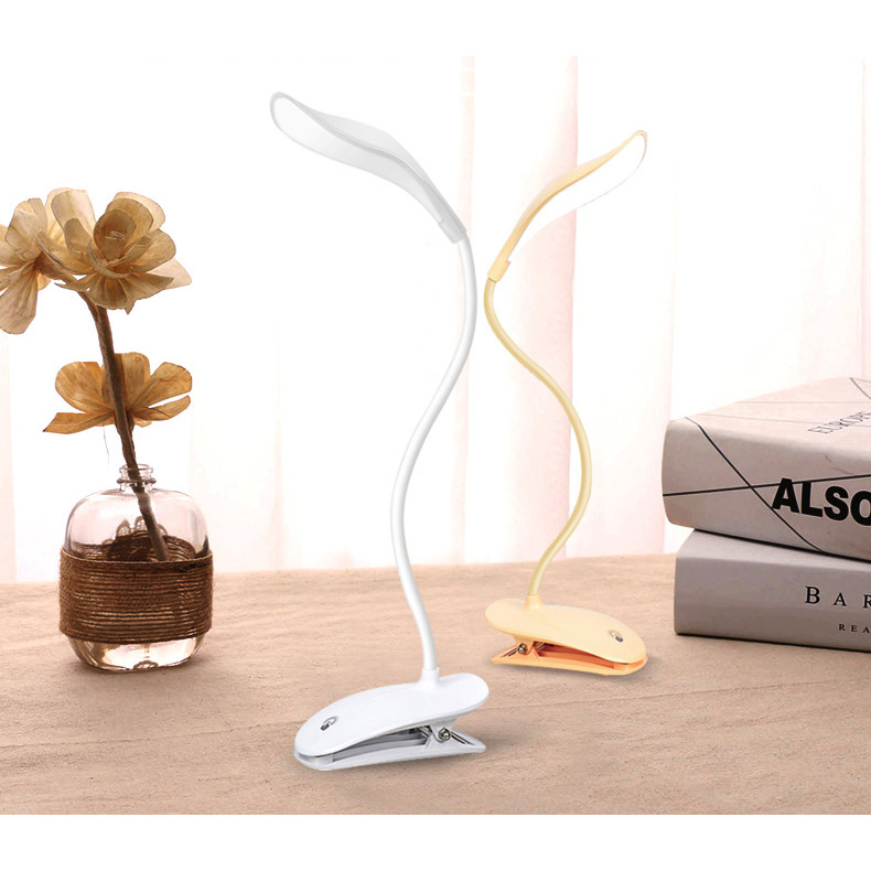 Đèn Led Sạc cổng USB kẹp bàn học chống cận thị điều chỉnh góc 360 độ.(Giao màu ngẫu nhiên)