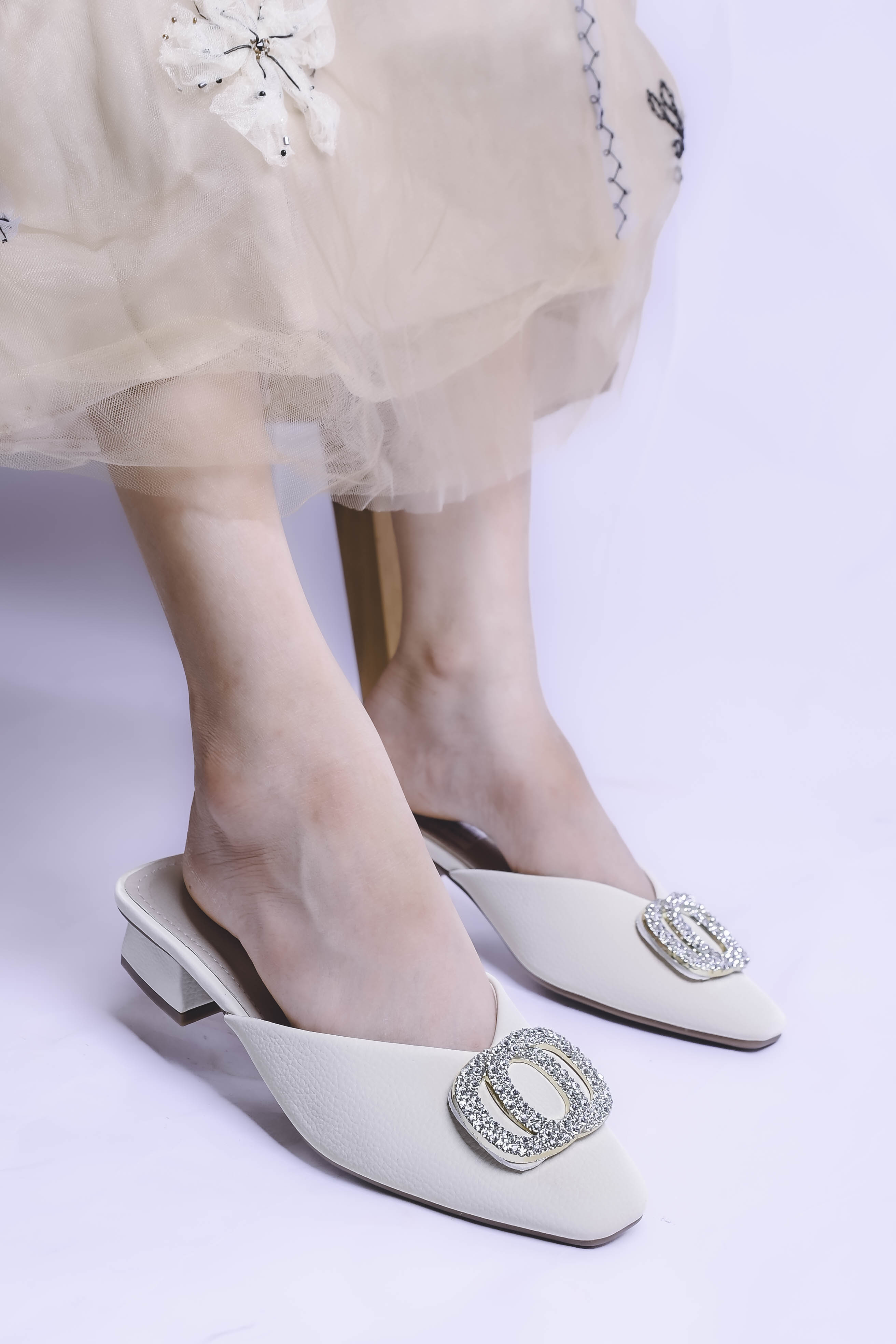 Guốc sục nữ thiết kế mũi nhọn đính đá