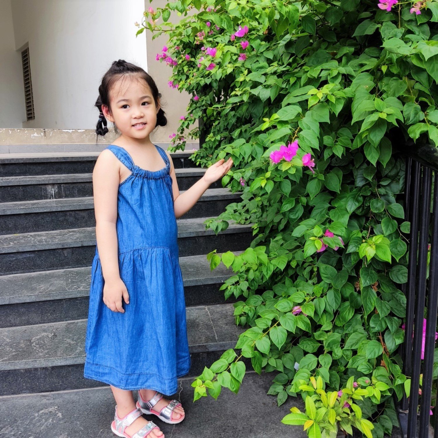 G00000613 (27-38kg) Đầm váy maxi jean xanh 2 dây bản to bé gái, chất jean giấy mềm mát