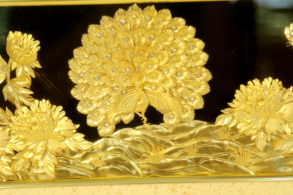 Tranh chim Công vàng lá 24k - Quà tặng sếp nữ cao cấp