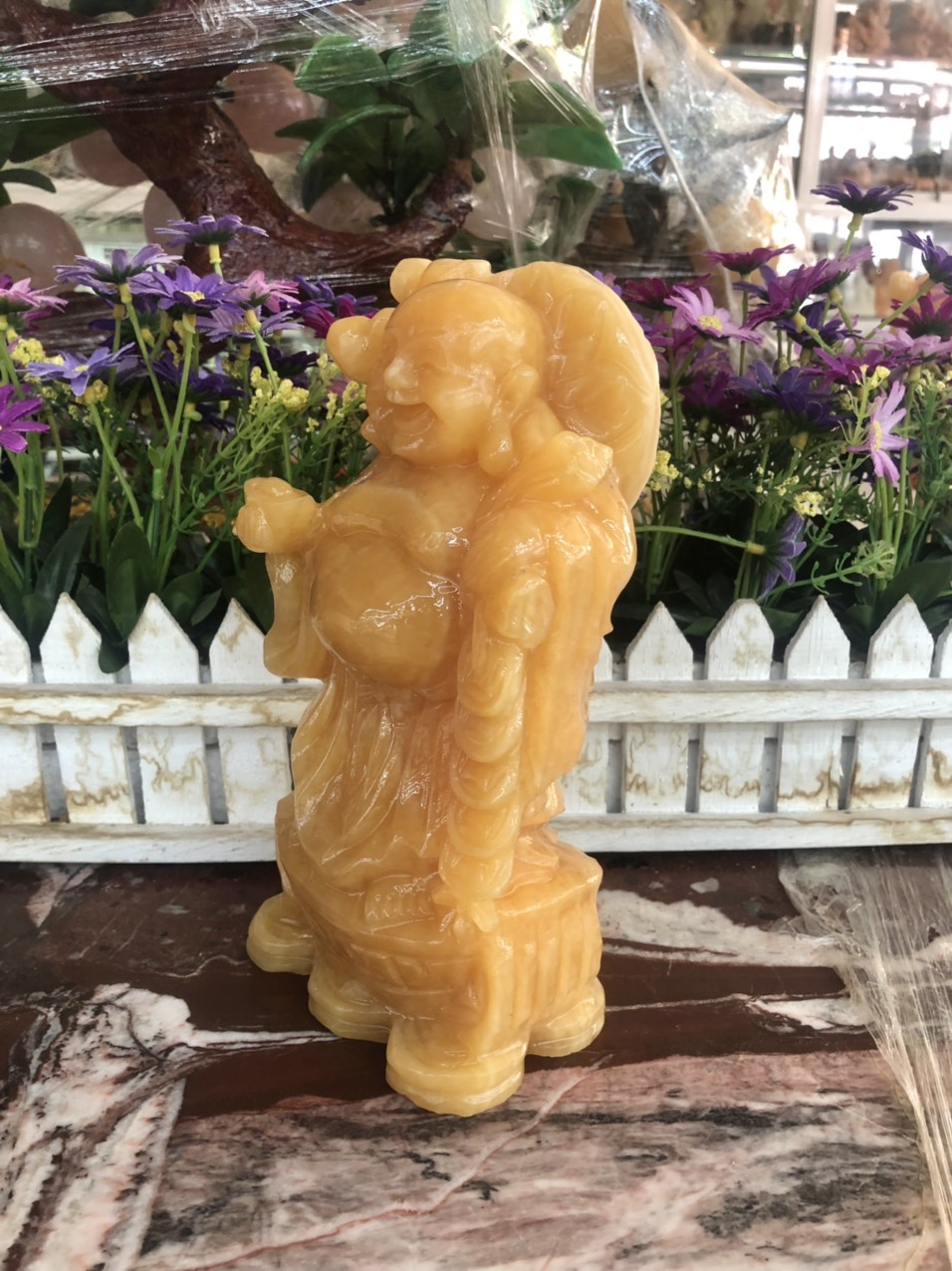 Tượng Phật Di Lặc gánh đào đứng trên thỏi vàng phong thủy đá ngọc hoàng long trang trí bàn làm việc - Cao 20 cm