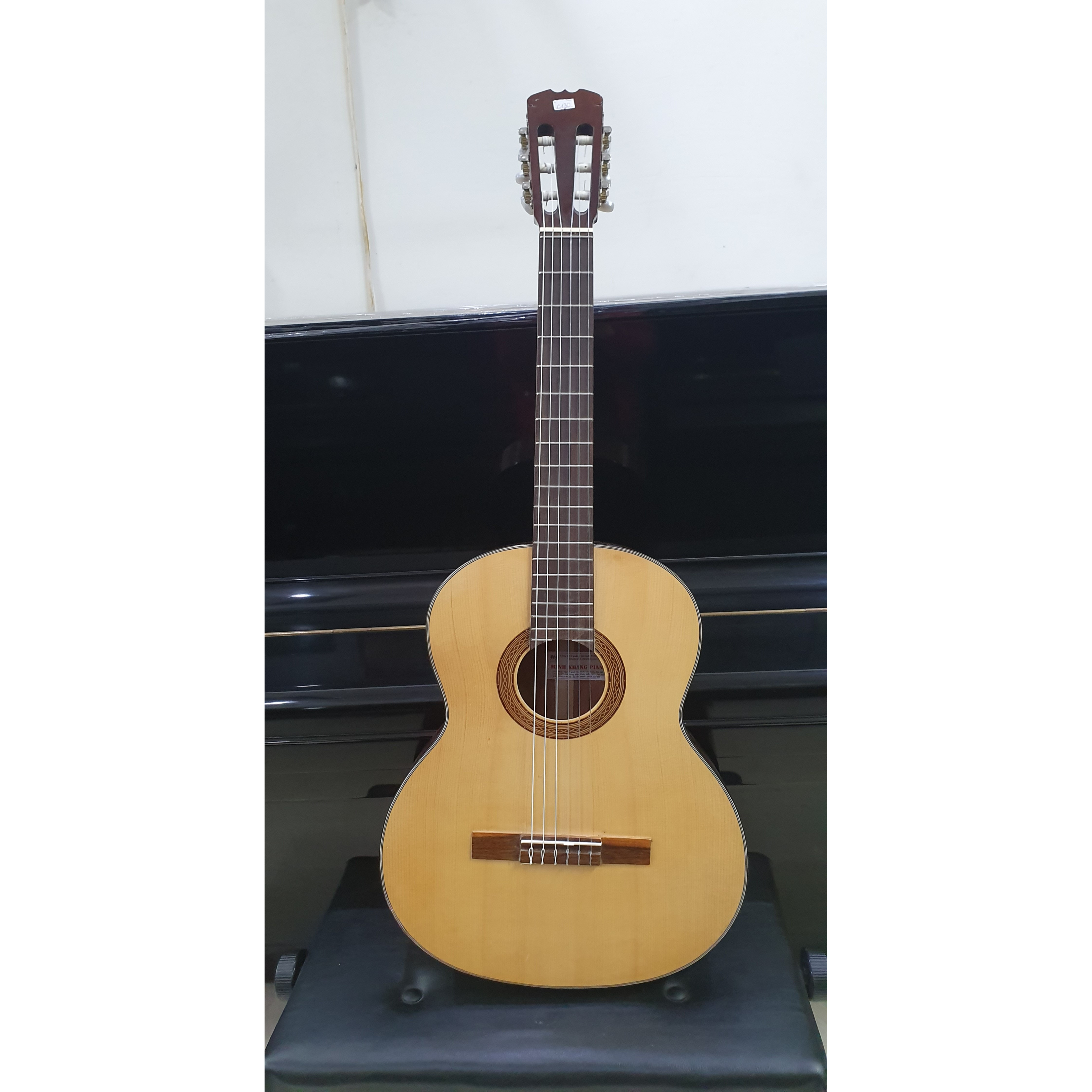 Đàn guitar classic MKC135, thùng tròn, size 4, vân gỗ, Việt Nam, kèm bao da 3 lớp, bộ dây