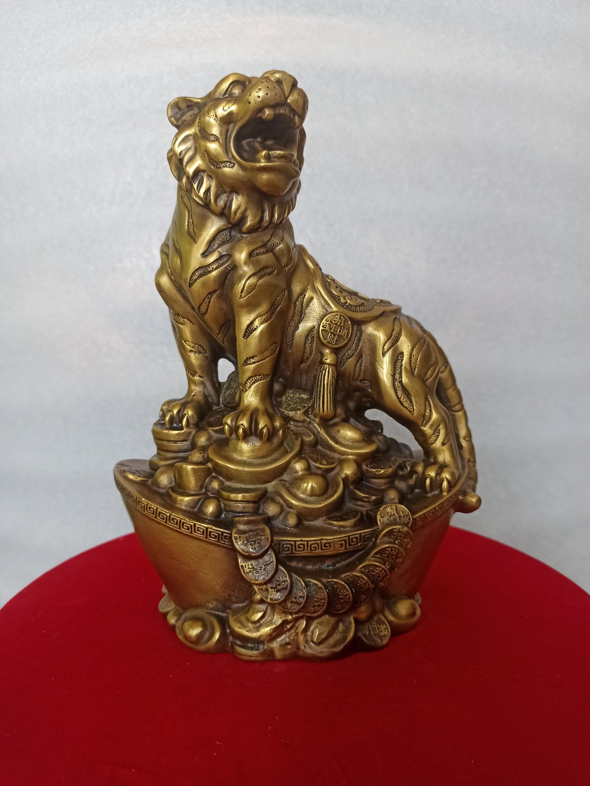 Tượng Hổ Đứng Bệ Vàng Bằng Đồng Bày Bàn Trang Trí, Tượng Hổ Bằng Đồng Trang Trí Phong Thuỷ-Đồ Đồng Nguyệt Ánh