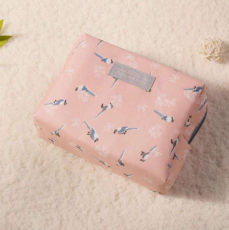 Túi đựng mỹ phẩm Travel Iridescent breage họa tiết chim nền hồng