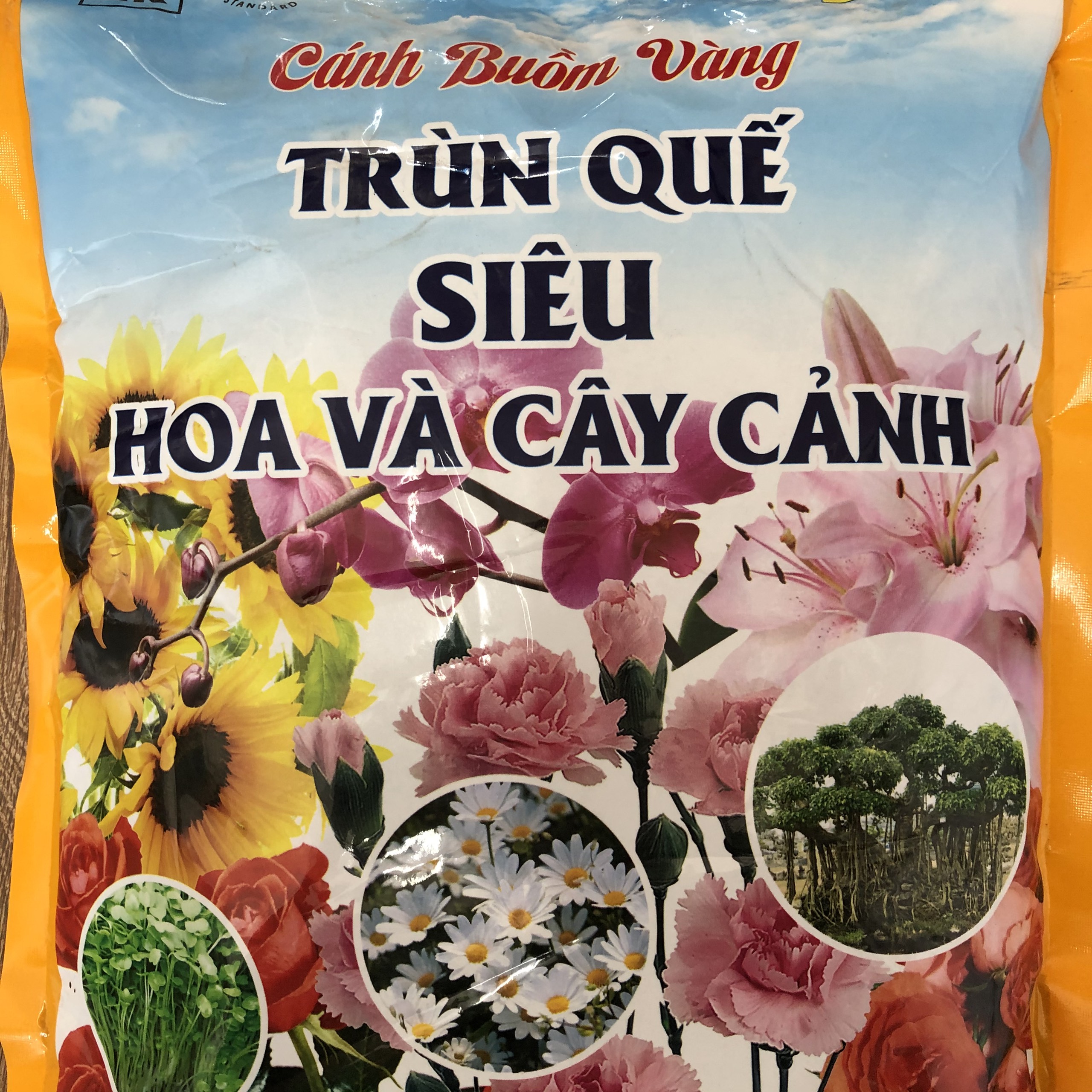 Phân trùn quế CÁNH BUỒM VÀNG 2Kg; Tinh chất trùn quế tự nhiên đã qua xử lý; Giúp xanh lá, đẹp hoa, tạo mùn, giữ ẩm, cải tạo đất, thúc bật mầm hoa, kích thích chồi nụ