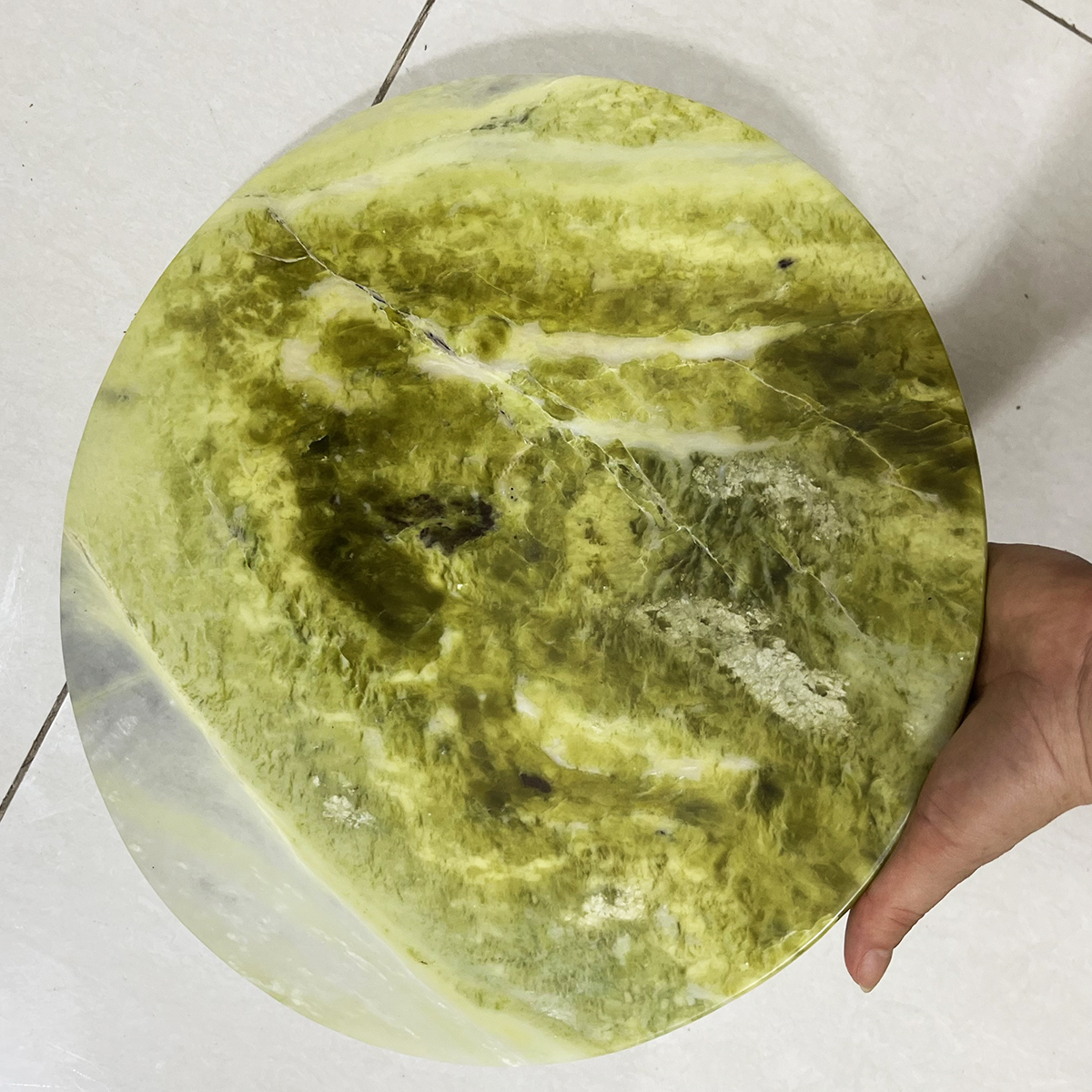 Bộ ấm chén uống nước bằng ngọc serpentine của Việt Nam đường kính khay 32 cm, nặng 5 kg cả bộ