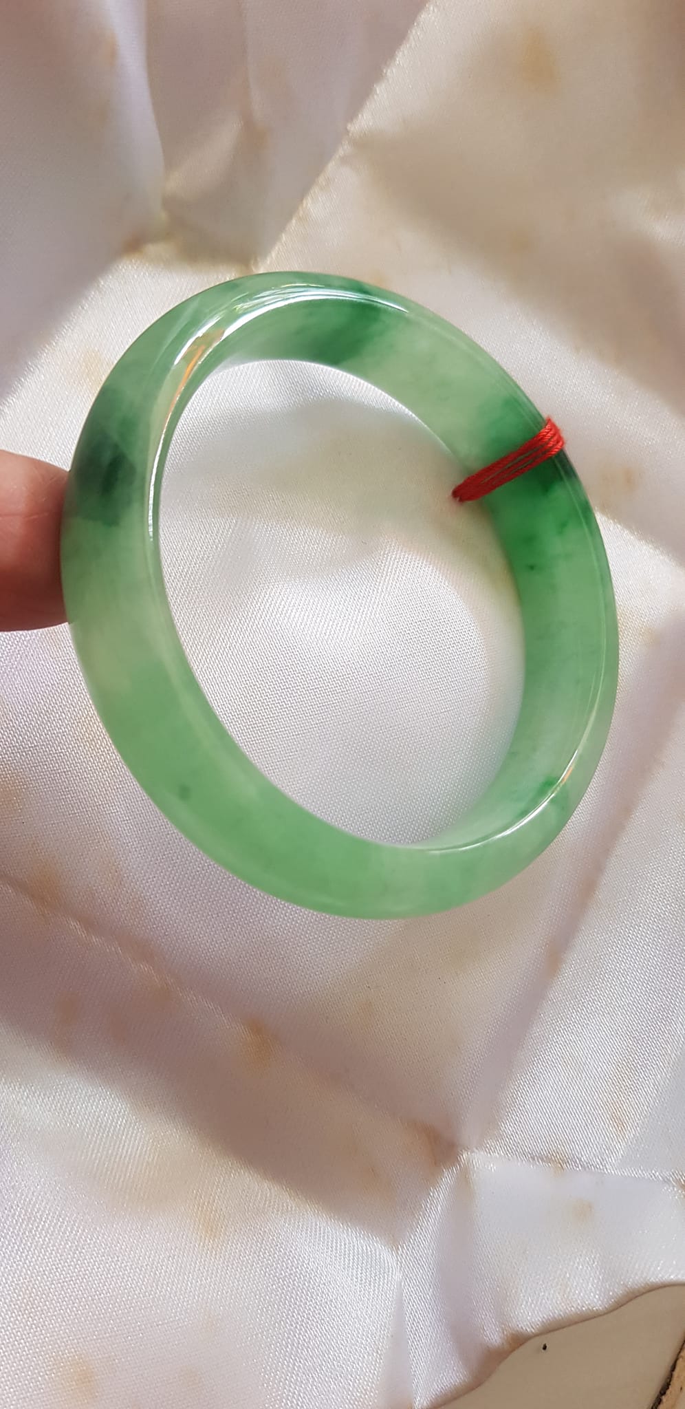 Vòng Cẩm Thạch tự nhiên Bản Hẹ Sịn size 53mm x cao 12mm x dầy 7mm màu xanh lý tươi bóng đẹp nữ 51kg - 56kg đeo ạ