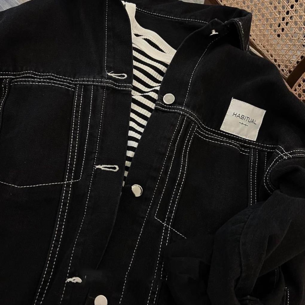 Áo Khoác Jeans Màu Đen Chỉ Trắng Và Xanh Nhạt Có Miếng Dán Trên Nắp Túi Dành Cho Nam Và Nữ JEAGOVN