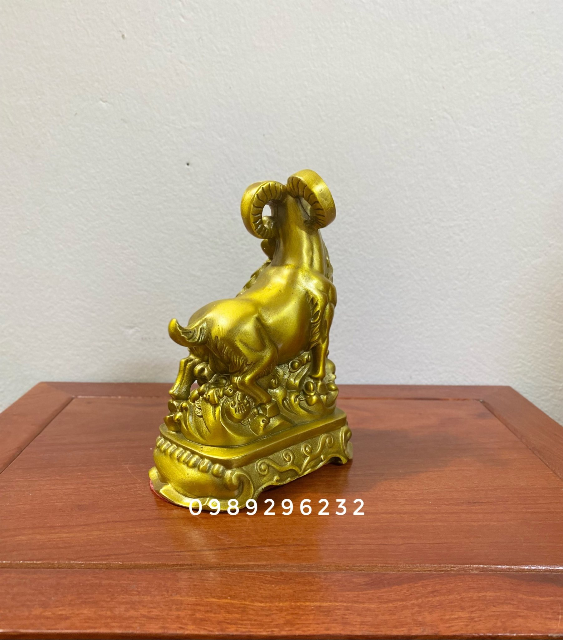 Tượng con Dê ngậm dây tiền phong thuỷ bằng đồng vàng