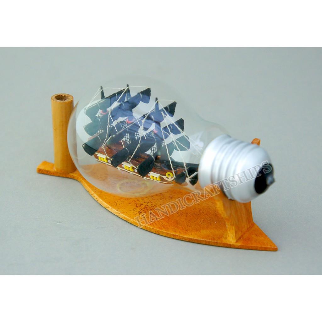 Thuyền buồm gỗ mini Victory trong bóng đèn điện