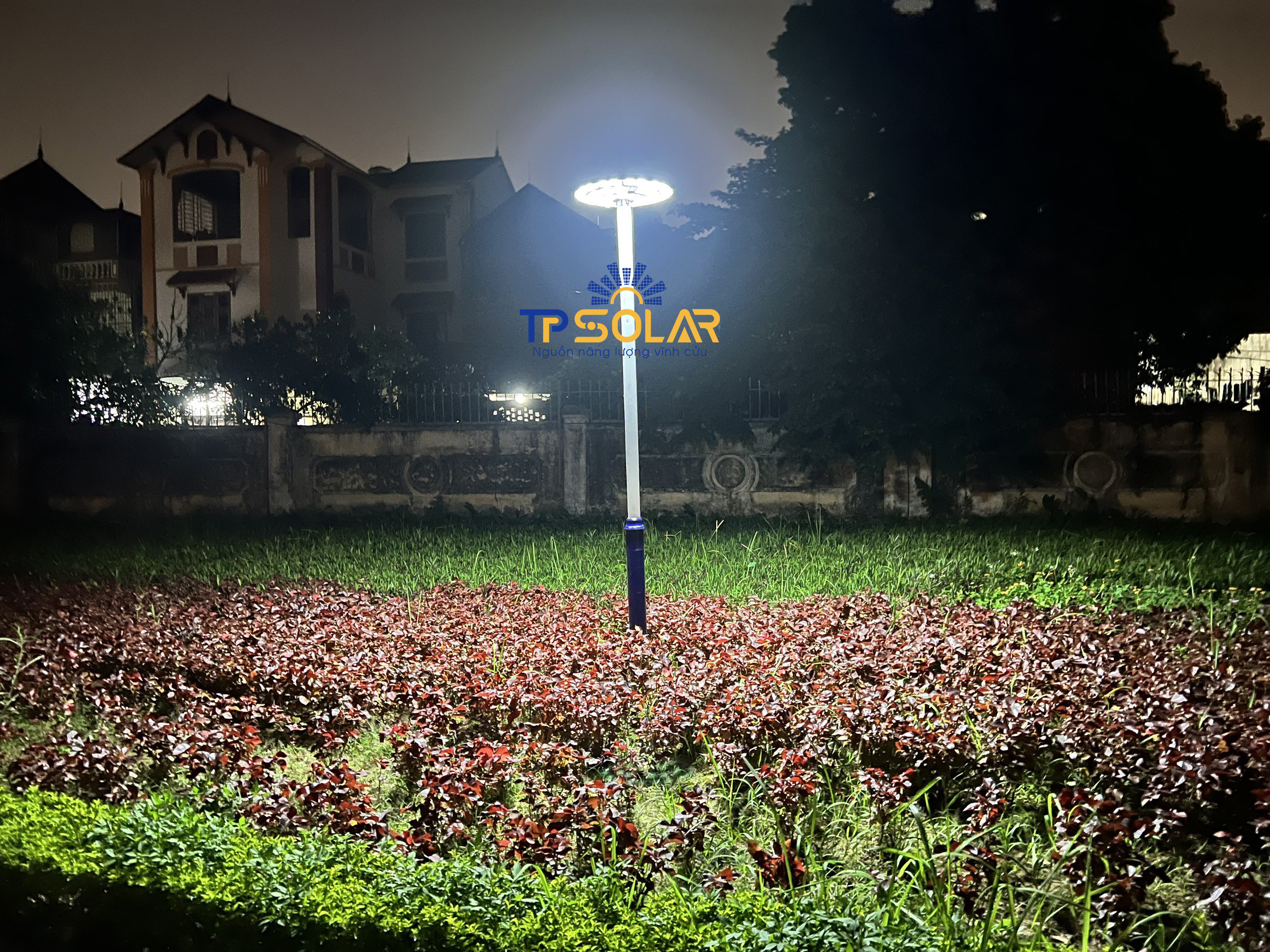 Đèn Sân Vườn Năng Lượng Mặt Trời UFO TP Solar TP-U1000 Công Suất Lớn 1000W Chiếu Sáng 360 Độ, Chống Nước IP67