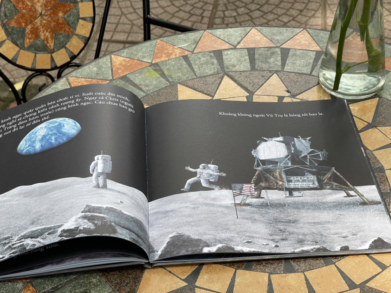 BÓNG TỐI BAO LA – Dựa Trên Một Câu Chuyện Có Thật - Chris Hadfield – Anh Em Nhà Fan – Sanhobooks