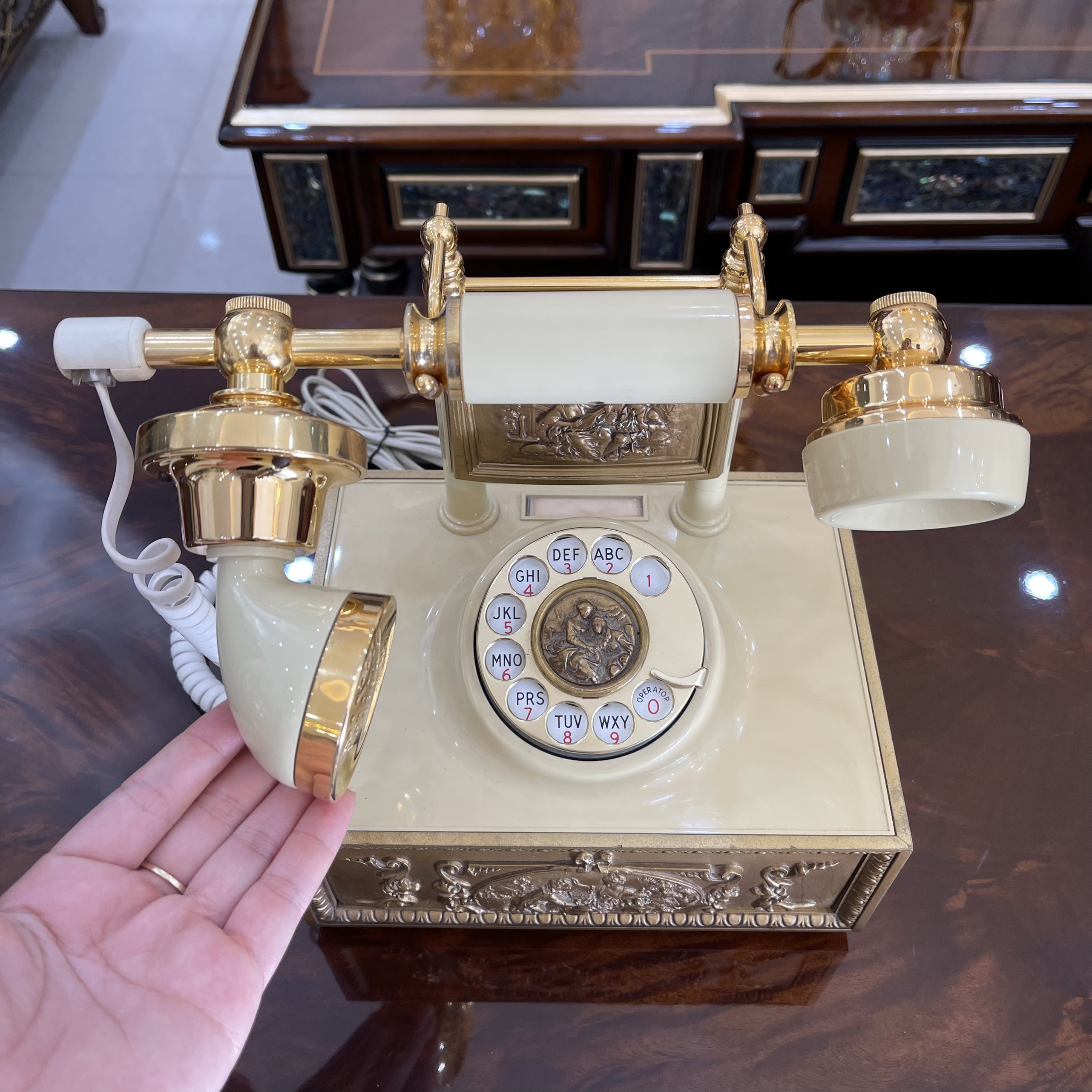 Điện thoại để bàn cổ Mỹ năm 1974 - hàng sưu tầm phong cách Tân cổ điển sang trọng DT21vang