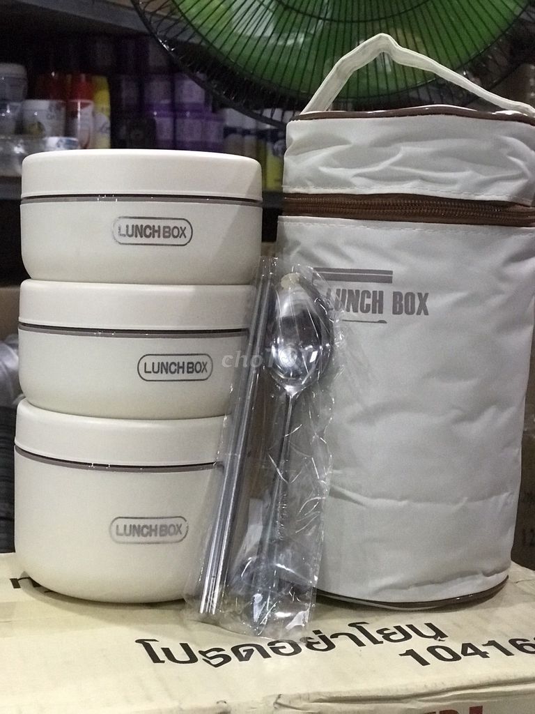 Hộp Cơm 3 Tầng Lunch Box Kèm Muỗng Đũa Và Túi Đựng Tiện Lợi