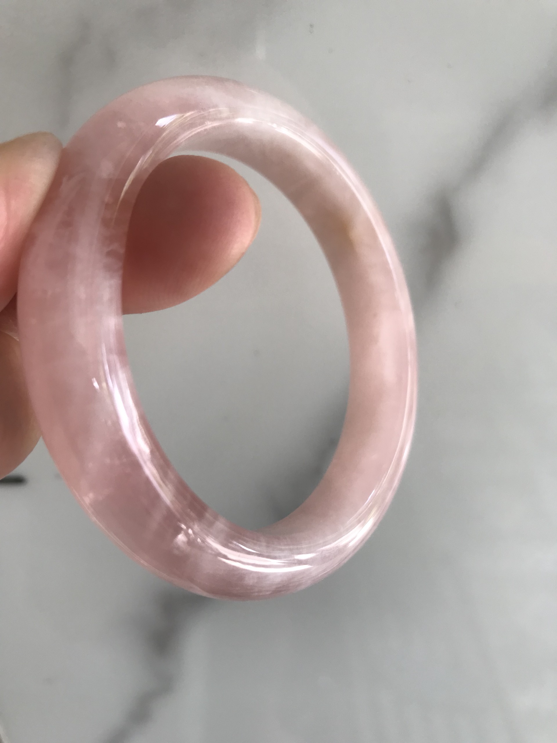 Vòng Thạch Anh Hồng Tự Nhiên Bản Hẹ Mới đẹp Ni 54mm Cao 12mm Dầy 8mm Màu Hồng tươi xinh bóng đẹp Nữ mệnh Hỏa mệnh Thổ tay vừa đeo 50kg - 54 kg ạ