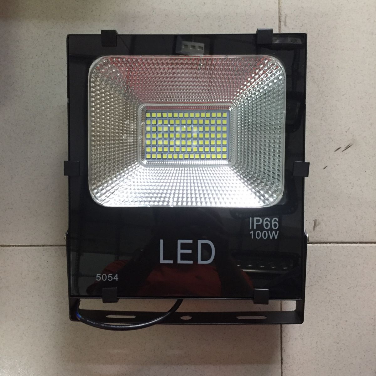 Đèn pha LED 100W chip SMD 5054 siêu sáng