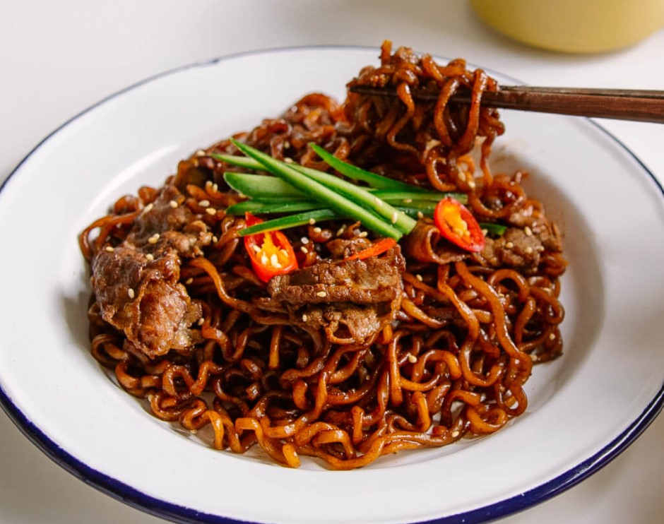 (COMBO 5 GÓI) Mì trộn tương đen cay Sachun Nongshim 137g