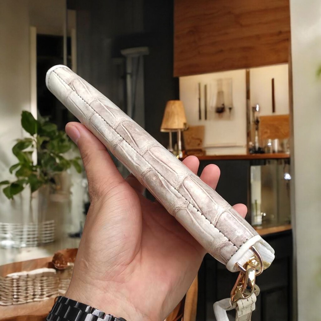 Cầm tay nam nữ thiết kế 1 Khóa nhỏ gọn Tiện dụng. Da bụng cá sấu Trắng bạch tạng!