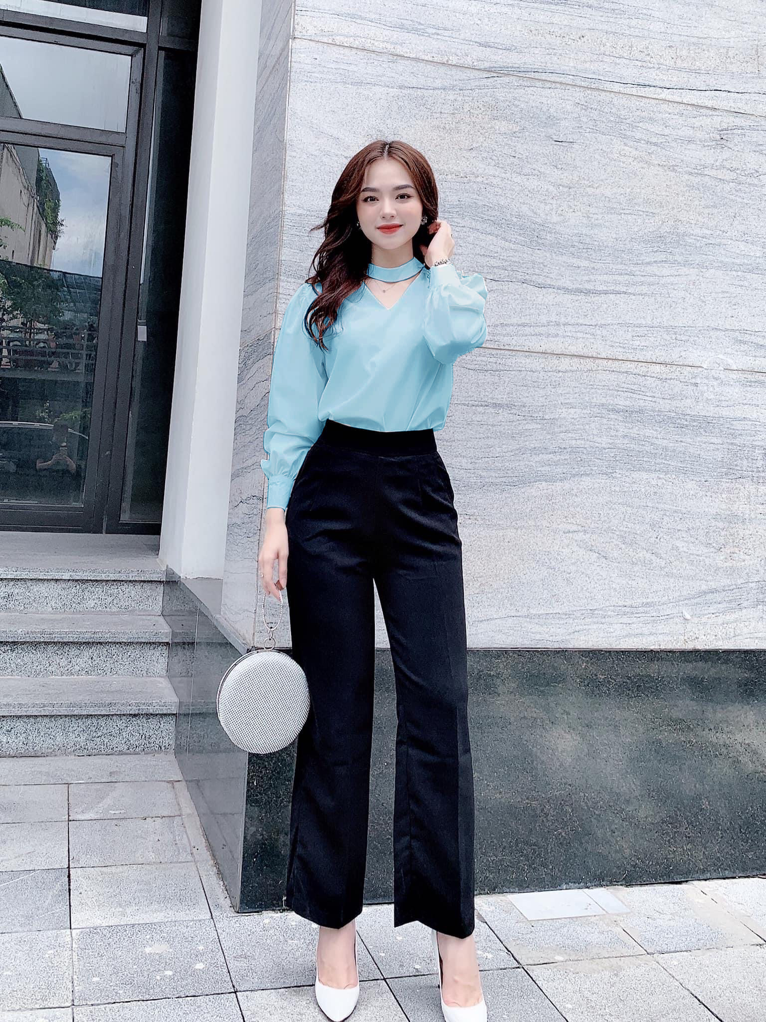 ÁO CỔ V CÁCH ĐIỆU VAI CƯỜM