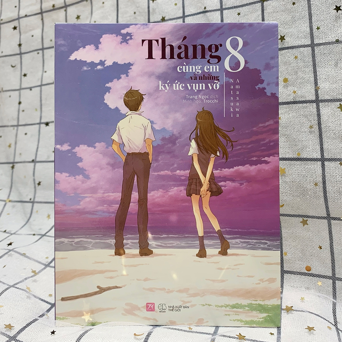 Sách AZ - Tháng 8 Cùng Em Và Những Ký Ức Vụn Vỡ (Tặng Bookmark)