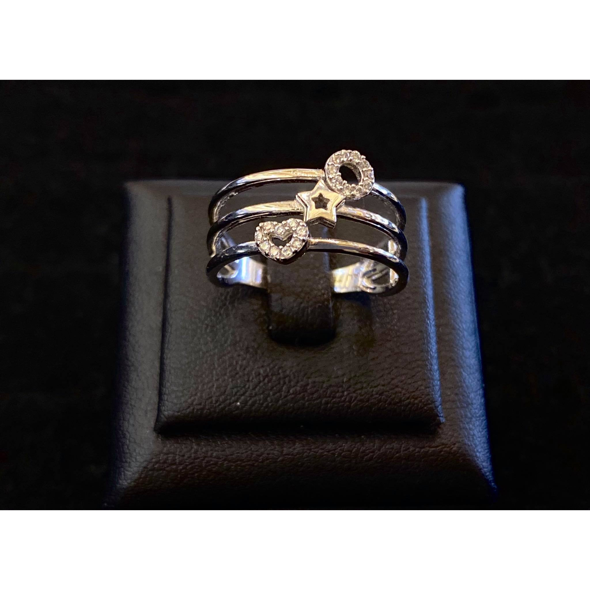 Nhẫn vàng 18k mặt sao trái tim tròn