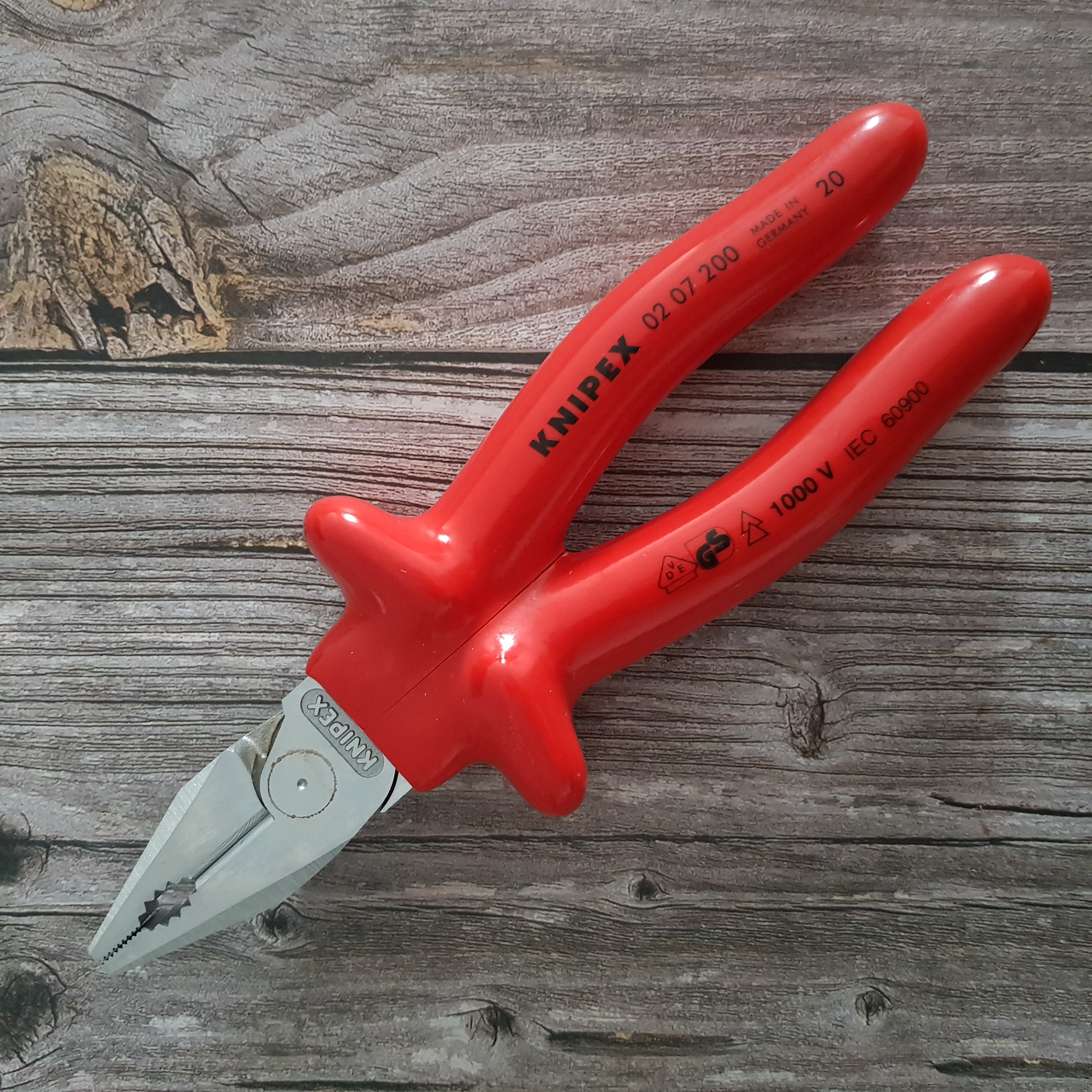 Kìm Đa Năng Cộng Lực Knipex 02 07 200 Chiều Dài 200mm Lưỡi Cắt Tôi Cứng 63 HRC Cách Điện 1000 Volt Tay Cầm Dày (Dipped Insulation) Theo Tiêu Chuẩn VDE Đức