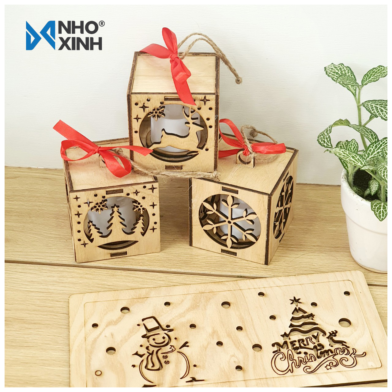 Hộp 3 đèn vuông trang trí cây thông Noel có đèn nến ánh sáng vàng, nhãn hiệu Nho Xinh, xuất xứ Việt Nam, có thể làm quà tặng, quà lưu niệm