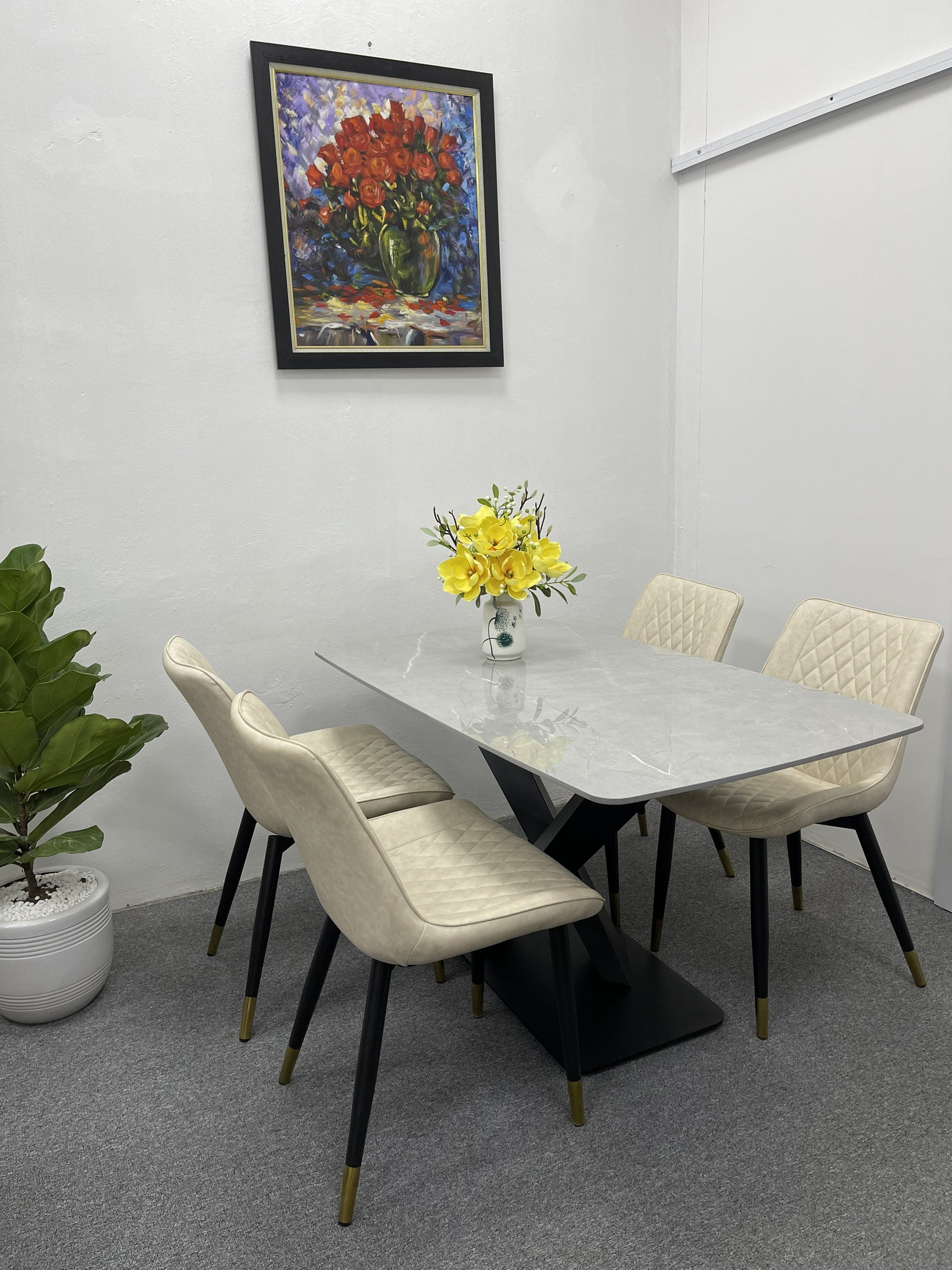 Bộ bàn ghế phòng ăn Juno sofa mặt đá trắng vân mây chân chữ X, kèm 4 ghế chân mạ đồng