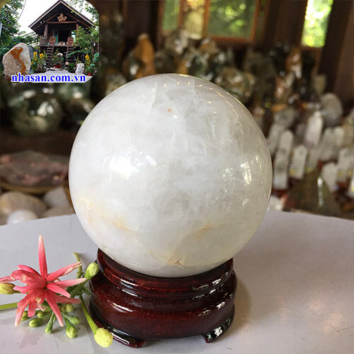 Quả cầu phong thủy đá thạch anh trắng tự nhiên để bàn QC782 nặng 500gr đường kính 7cm – Vật phẩm phong thủy may mắn