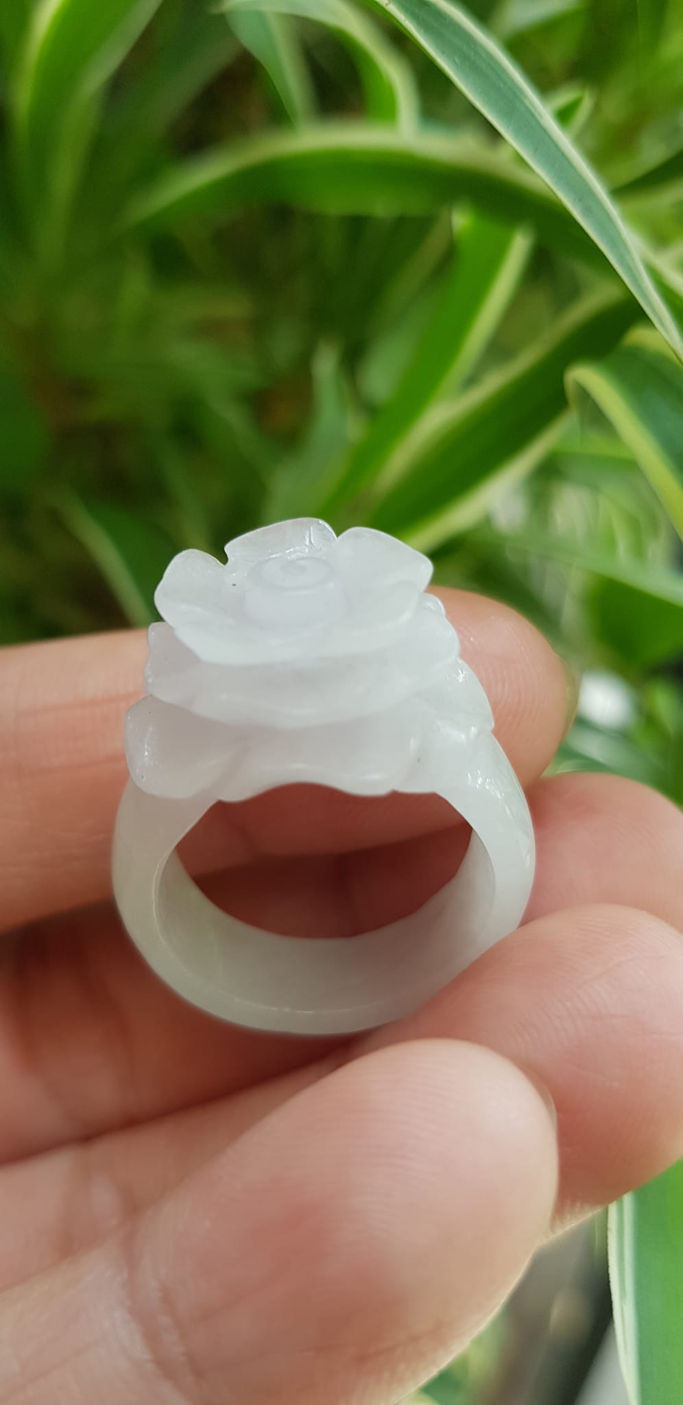 Nhẫn Nữ mới chạm Bông Hồng Nổi màu Trắng rất đẹp đá cẩm thạch tự nhiên Ni 18mm hợp mệnh kim mệnh thủy đeo tay xinh lắm ạ