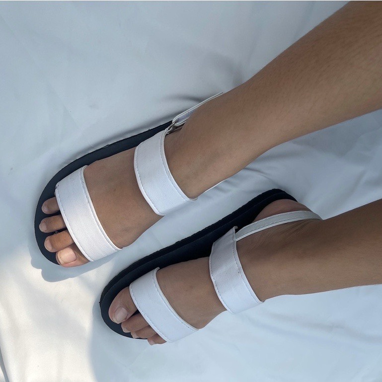 Dép sandal Nữ quai da mềm Đế bệt Cao Su ôm chân LYNA Sandal - Đế đen quai trắng