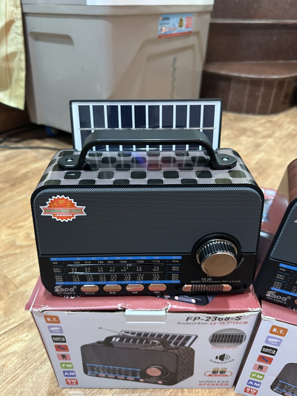 Đài Radio năng lượng mặt trời 2368 S xoay 180 độ kết nối FM,AM,SW,Bluetooth có cổng usb và thẻ nhớ. Pin 6 tiếng hàng Chính hãng Kim Cương