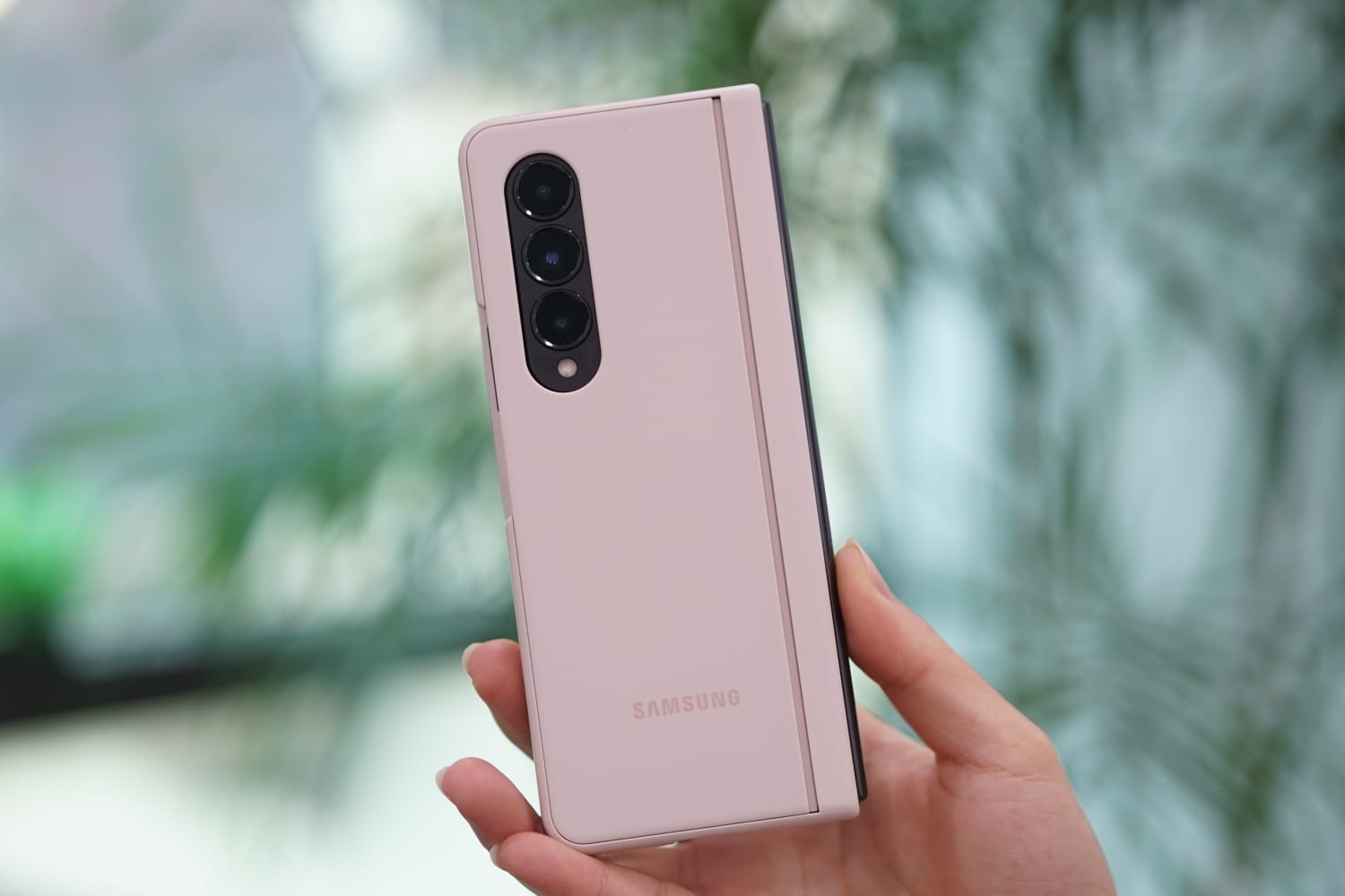 Óp lưng Samsung Slim Fold 4 dạng đứng Màu Da - Hàng chính hãng