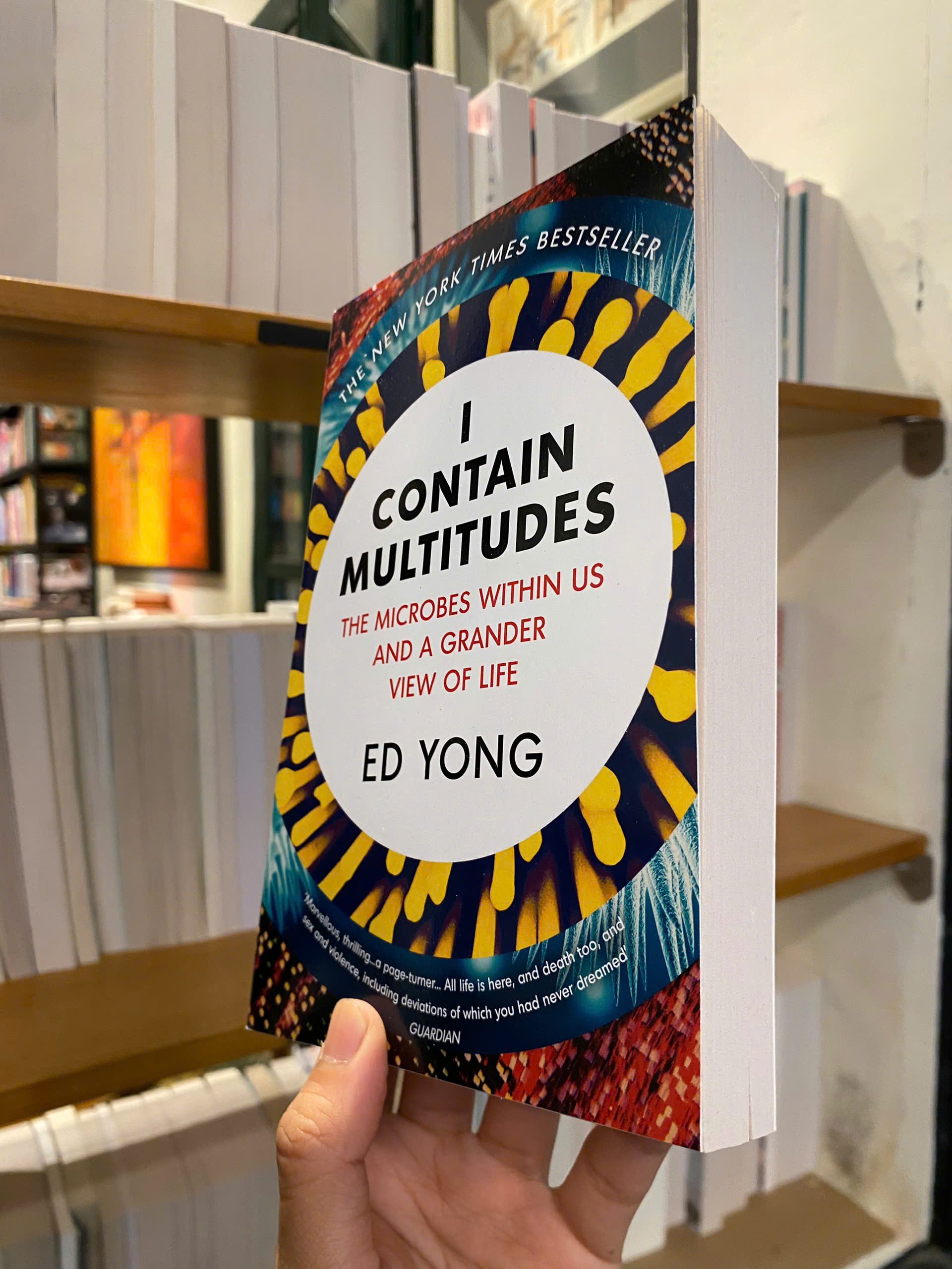 Sách - I Contain Multitudes: The Microbes Within Us and a Grander View of Life by Ed Yong