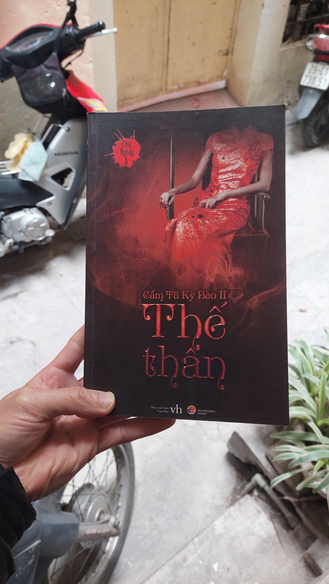 Sách Cẩm Tú Kỳ Bào tập 2 Thế Thân