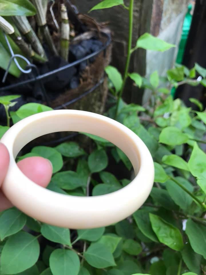 VÒNG TRẮNG NI 54MM x Bản Cao 12mm x Dầy 8mm . VÒNG TAY NỮ ĐEO MÀU TRẮNG GIẢ NGÀ HAY GỌI LÀ XƯƠNG MỸ NGHỆ SIZE 54MM x Bản Cao 12mm x Dầy 8mm NẶNG 50KG - 57KG ĐEO Ạ