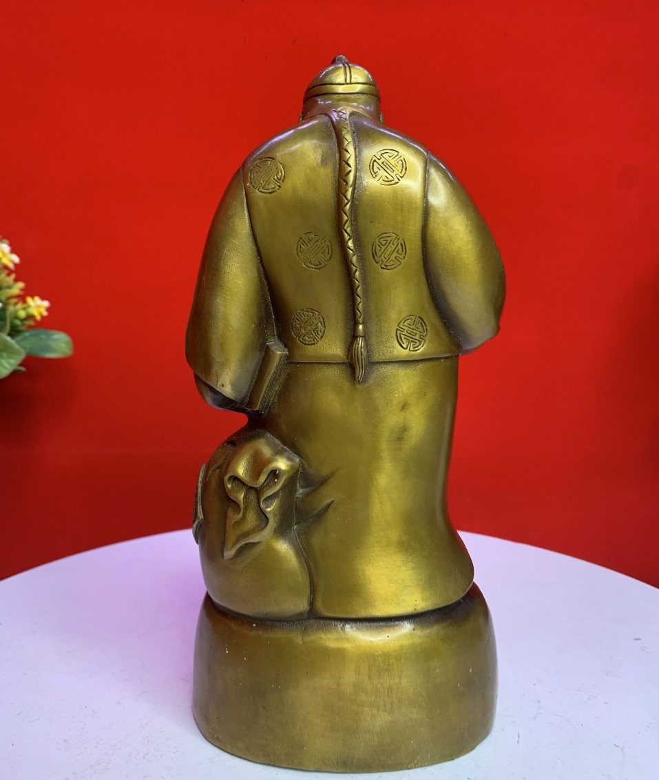 Tượng Quản gia cầm thỏi vàng bằng đồng MS695