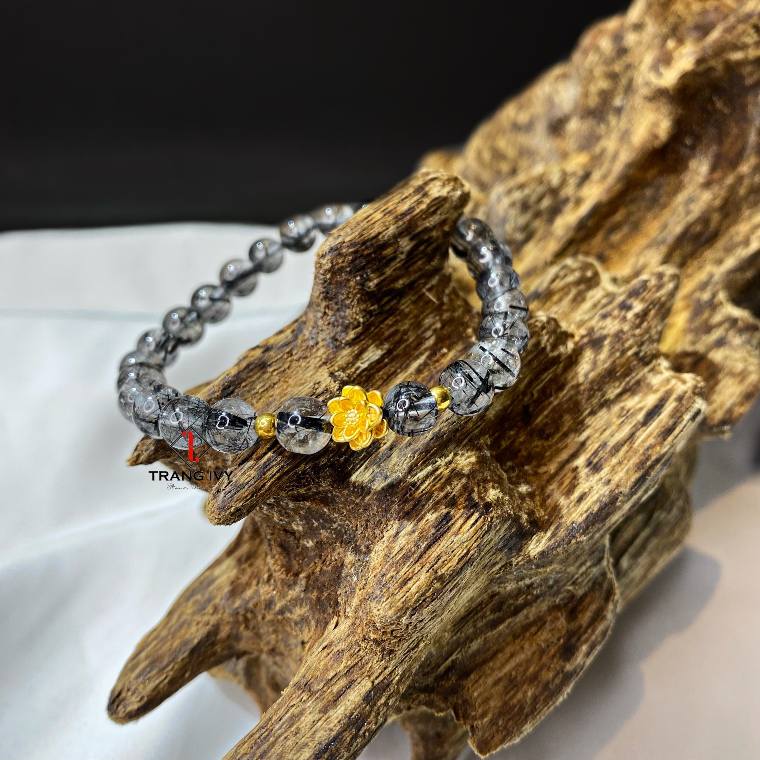 Vòng tay thạch anh tóc đen mix charm hoa sen vàng 24k