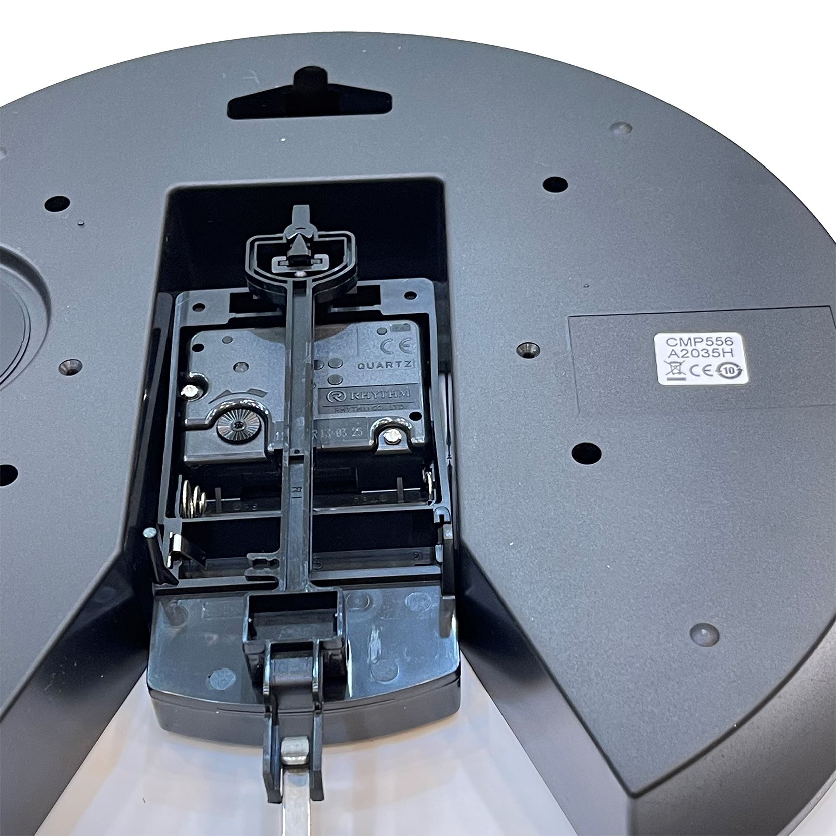 Đồng hồ Rhythm CMP556NR06 – KT 33.0 x 44.0 x 6.8cm. 1.0Kg. Vỏ nhựa. Dùng PIN.