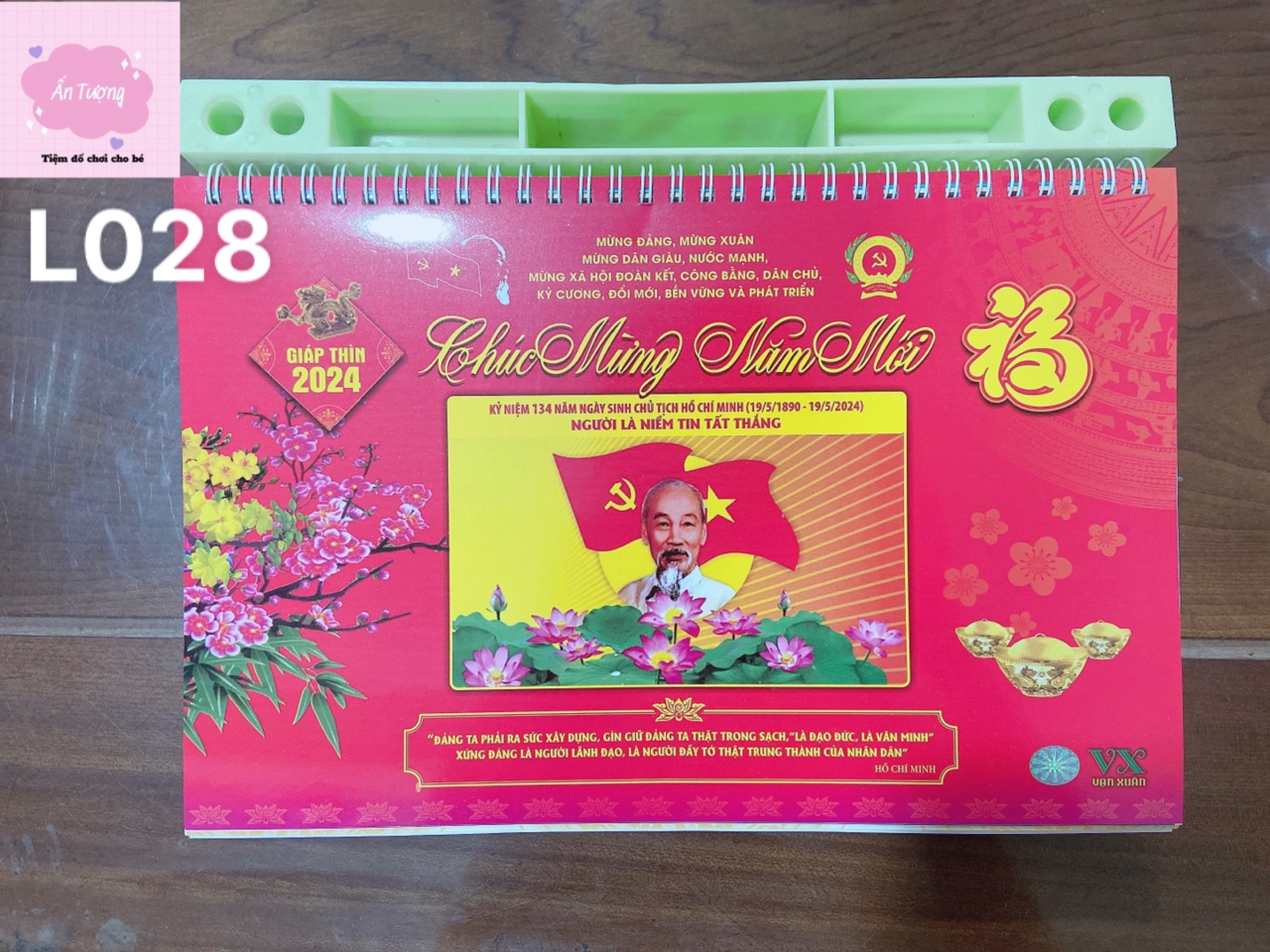 Lịch Tết 2024 - Xuân Giáp Thìn - Lịch để bàn 52 tuần Vạn Xuân đế nhựa, NXB Khoa học xã hội