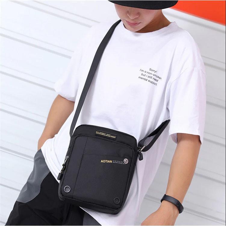 Túi đeo chéo nam cao cấp, vải Oxford chống thấm nước, nhiều ngăn thoải mái đựng đồ, phù hợp đeo đi chơi, đi làm, đi học.