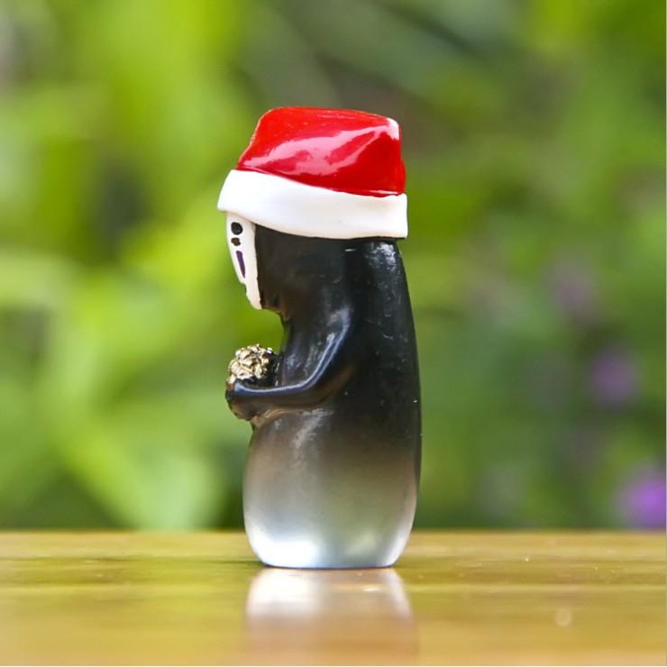 Mô hình Vô diện đội mũ Noel ôm vàng dùng trang trí tiểu cảnh, terrarium, móc khóa, DIY