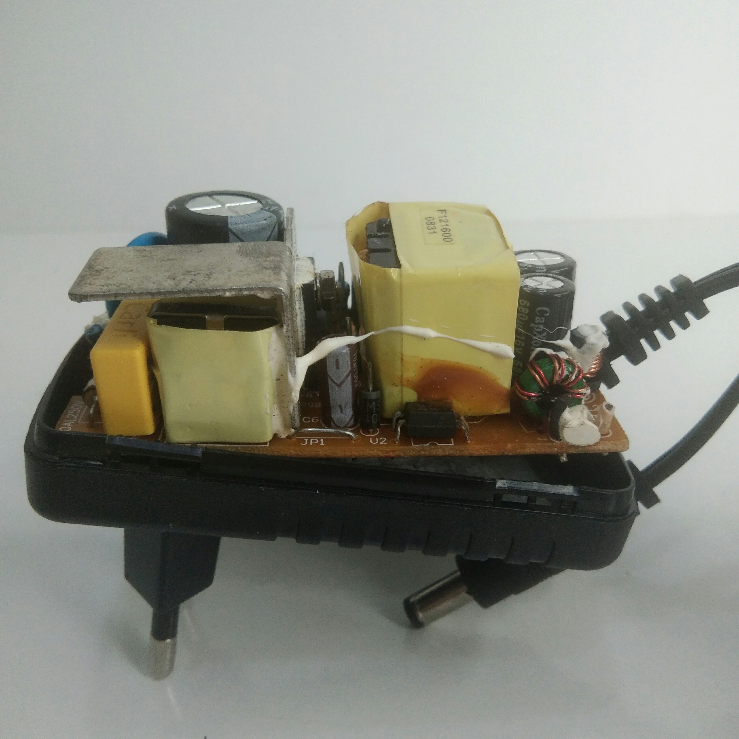 NGUỒN 12V 2A DÙNG CHO CAMERA VÀ CÁC ĐỒ ĐIỆN CÓ CÙNG CÔNG SUẤT ĐẦU DÂY 5.5 LY.HÀNG NHƯ HÌNH